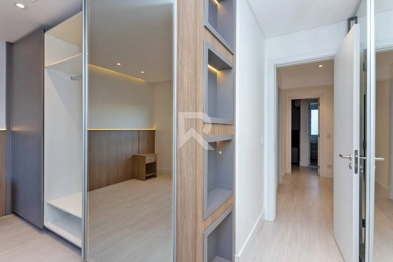 159 m² apartment with 4 bedrooms and a glassed-in balcony — photo 22
