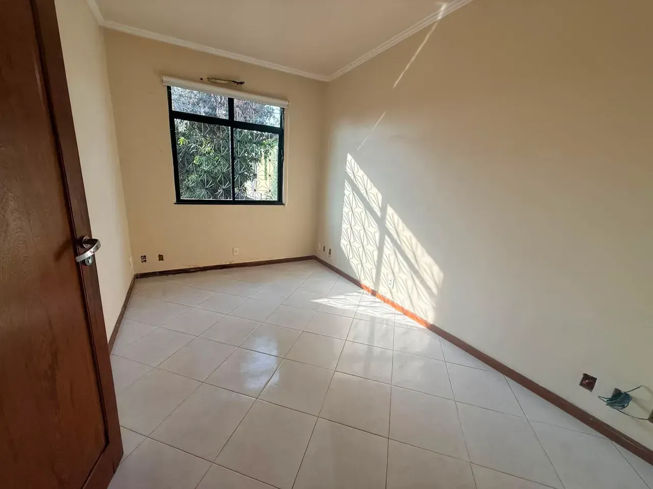 Casa comercial sem mobília com 3 quartos e 4 banheiros — photo 5