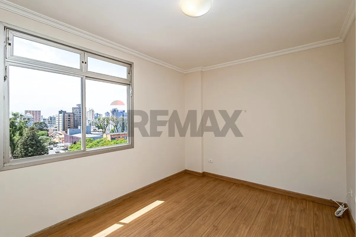 Wood or laminate floors in a 2-bedroom apartment, 70 m² — photo 11