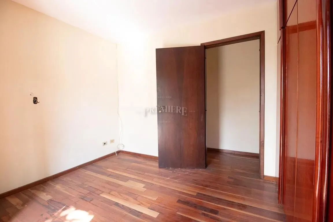 Furnished house with desk area and 6 bedrooms — photo 11