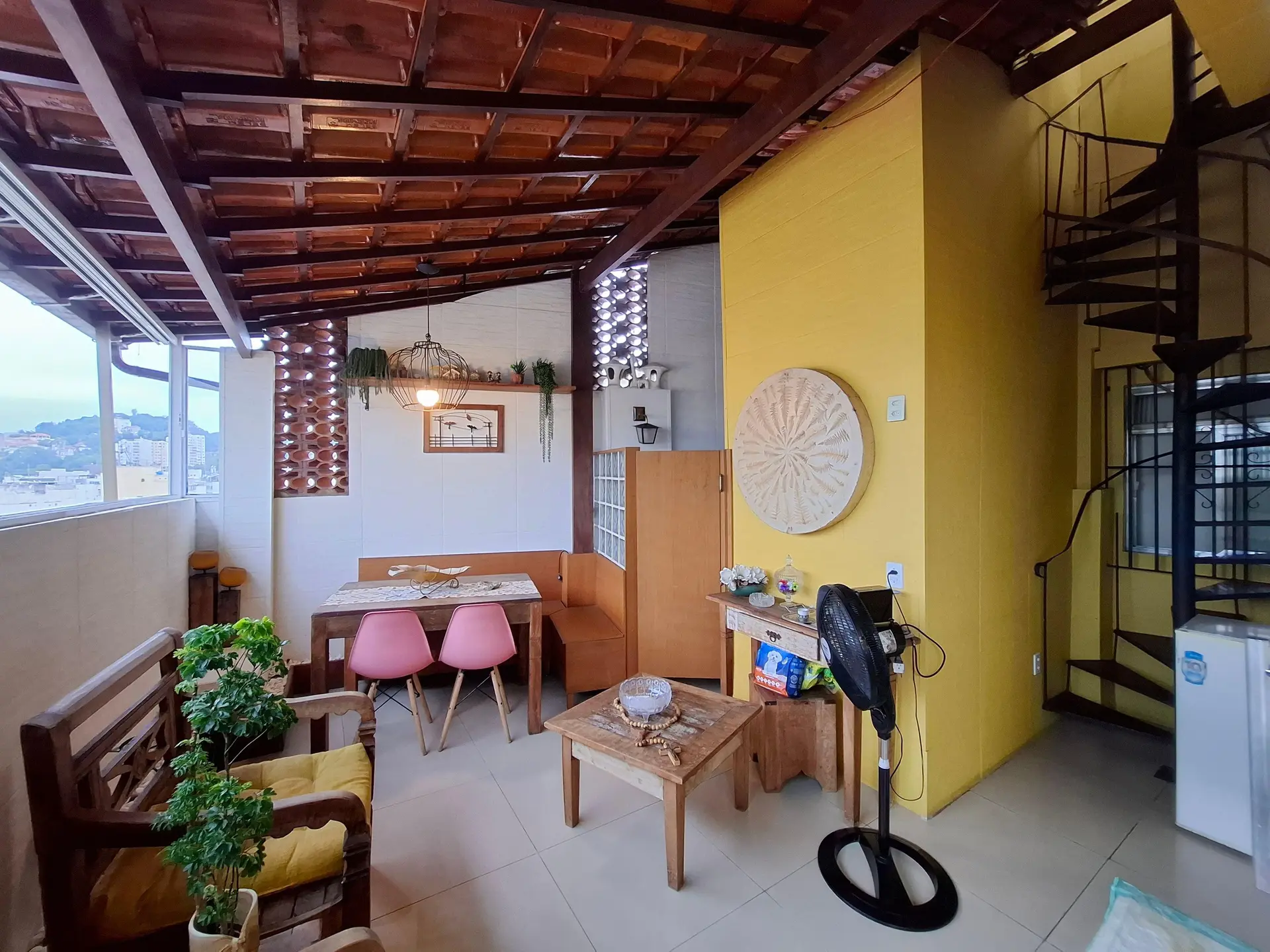 Balcony with a grill in a 2-bedroom apartment, 90 m² — photo 5