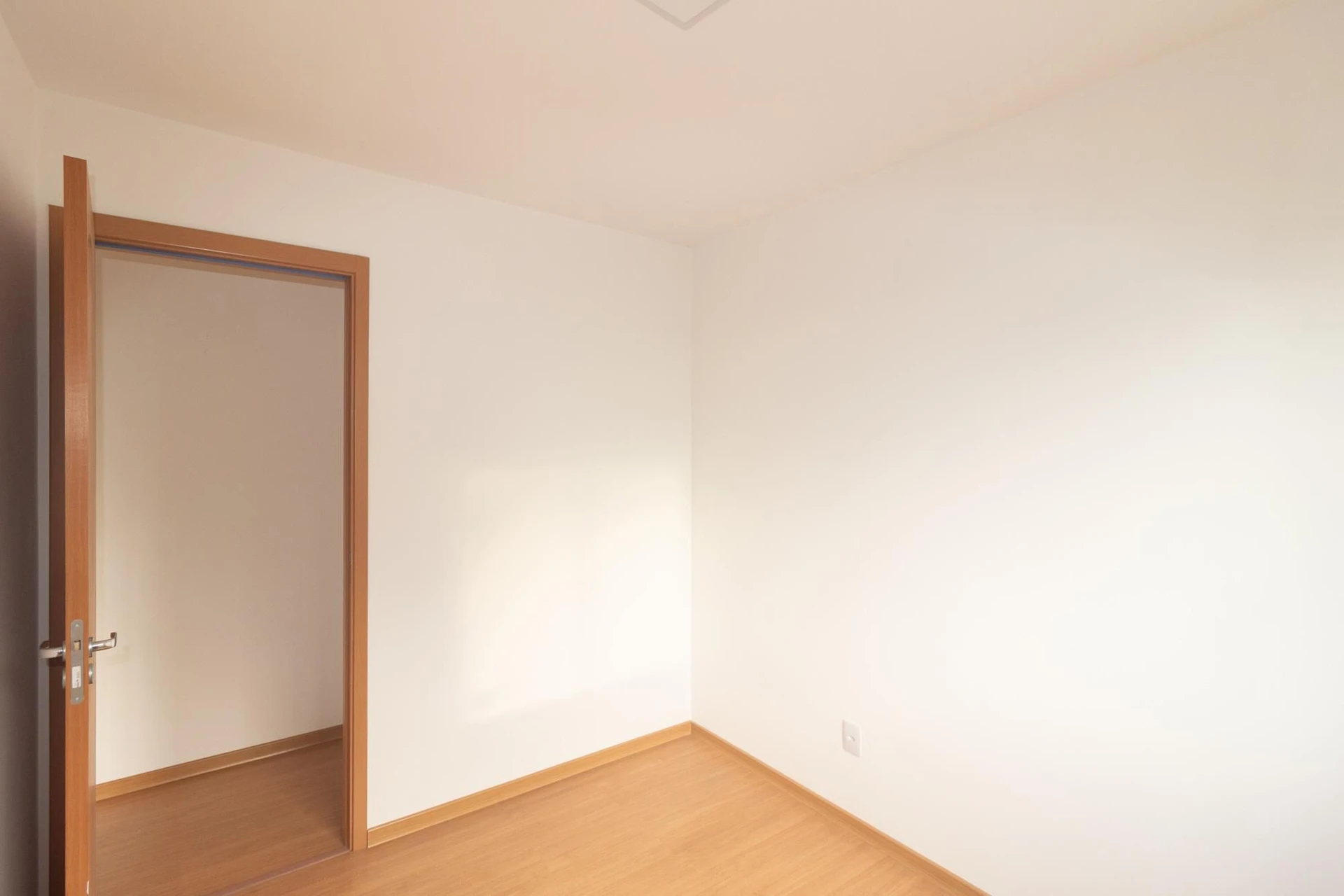 Unfurnished apartment with 2 bedrooms and laundry area — photo 19