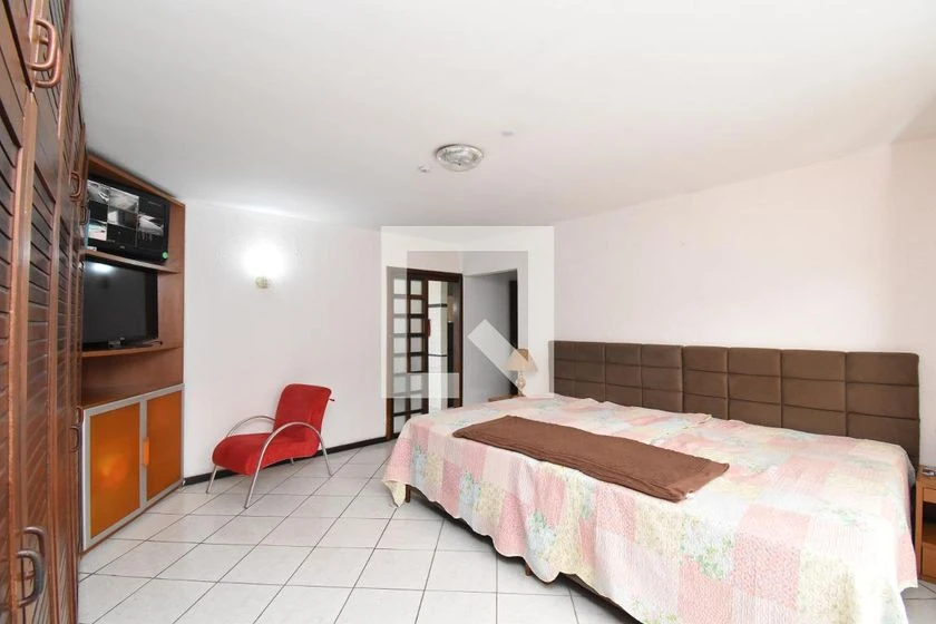 House with 5 bedrooms plus laundry with a washing machine — photo 8