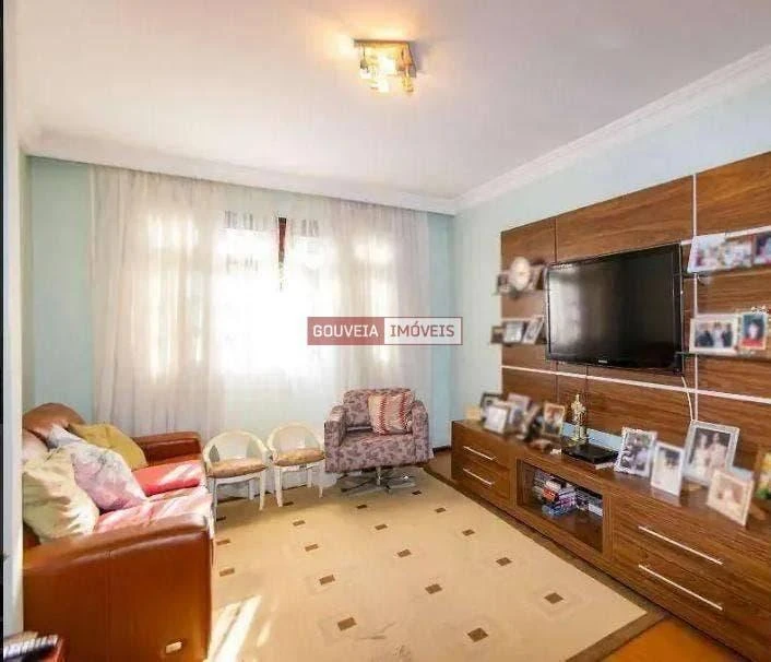 4-bedroom house with a glass-enclosed balcony