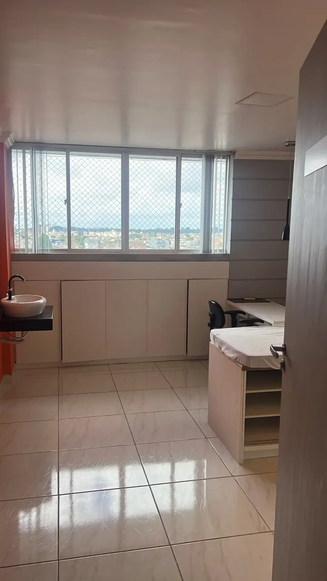 Estudio sin amueblar en el 6º piso con 1 plaza y balcón — photo 2