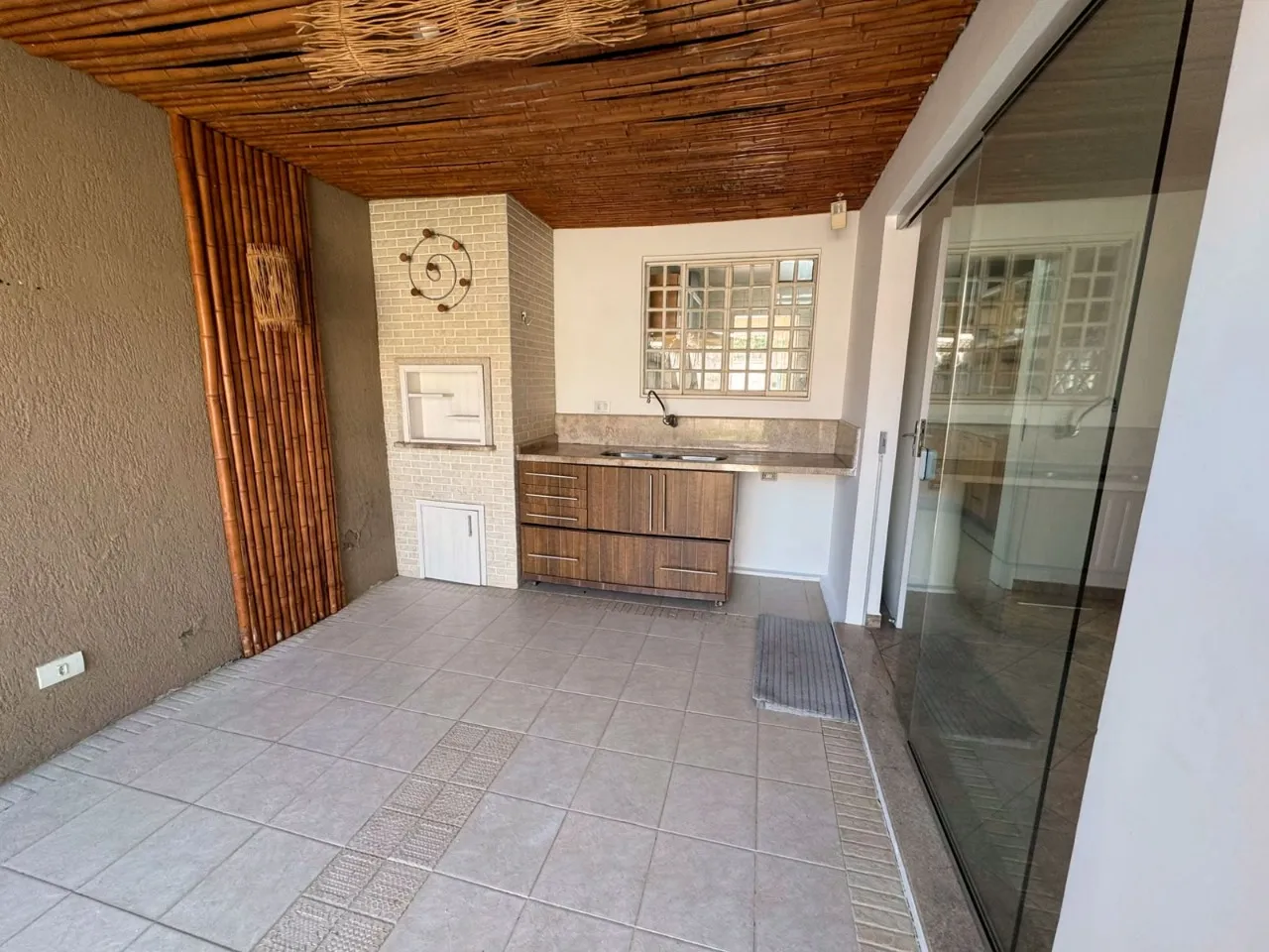 Bathtub in a 4-bedroom house, 195 m² — photo 16