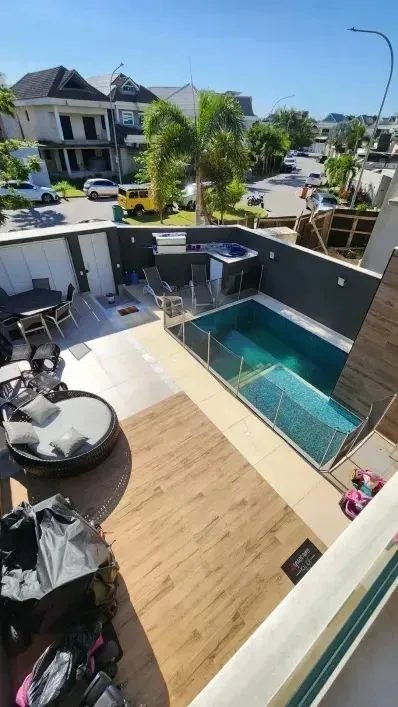 House with 5 bedrooms and an open-plan kitchen — photo 4