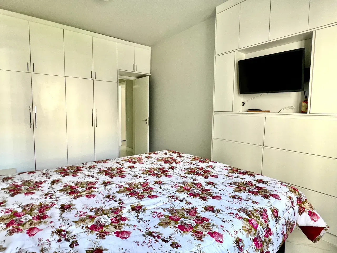 Furnished 1-bedroom apartment with building pool — photo 4