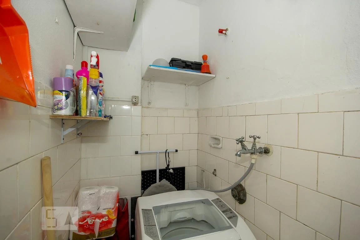 Furnished 2-bedroom apartment with laundry area — photo 9