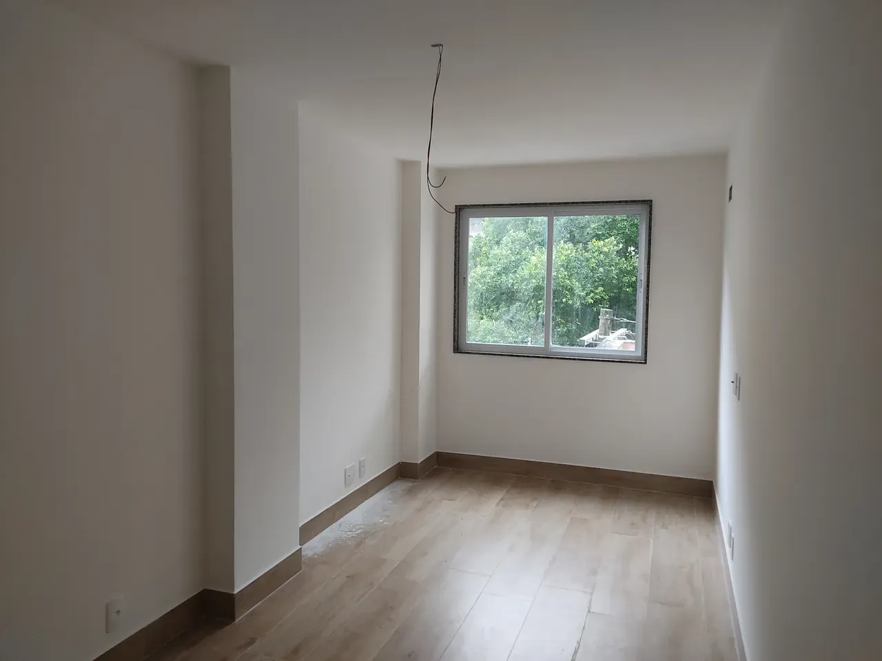 Wood or laminate floors in a 2-bedroom apartment, 80 m² — photo 3