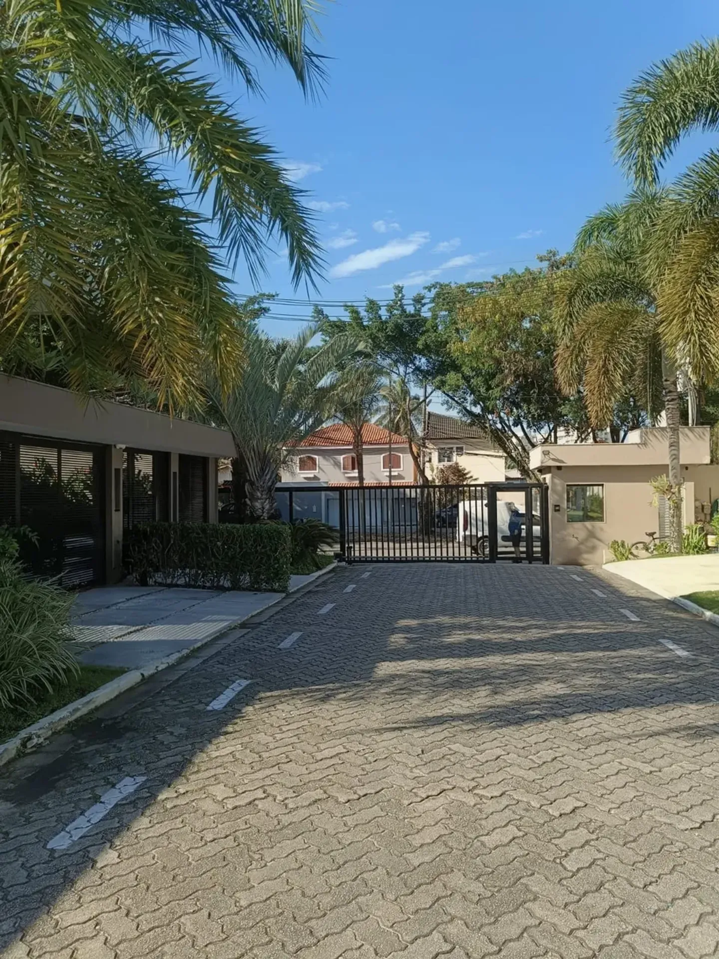 House with 4 bedrooms and 5 bathrooms — photo 47