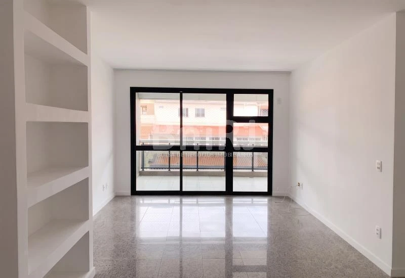 3-bedroom apartment in a building with a pool — photo 8