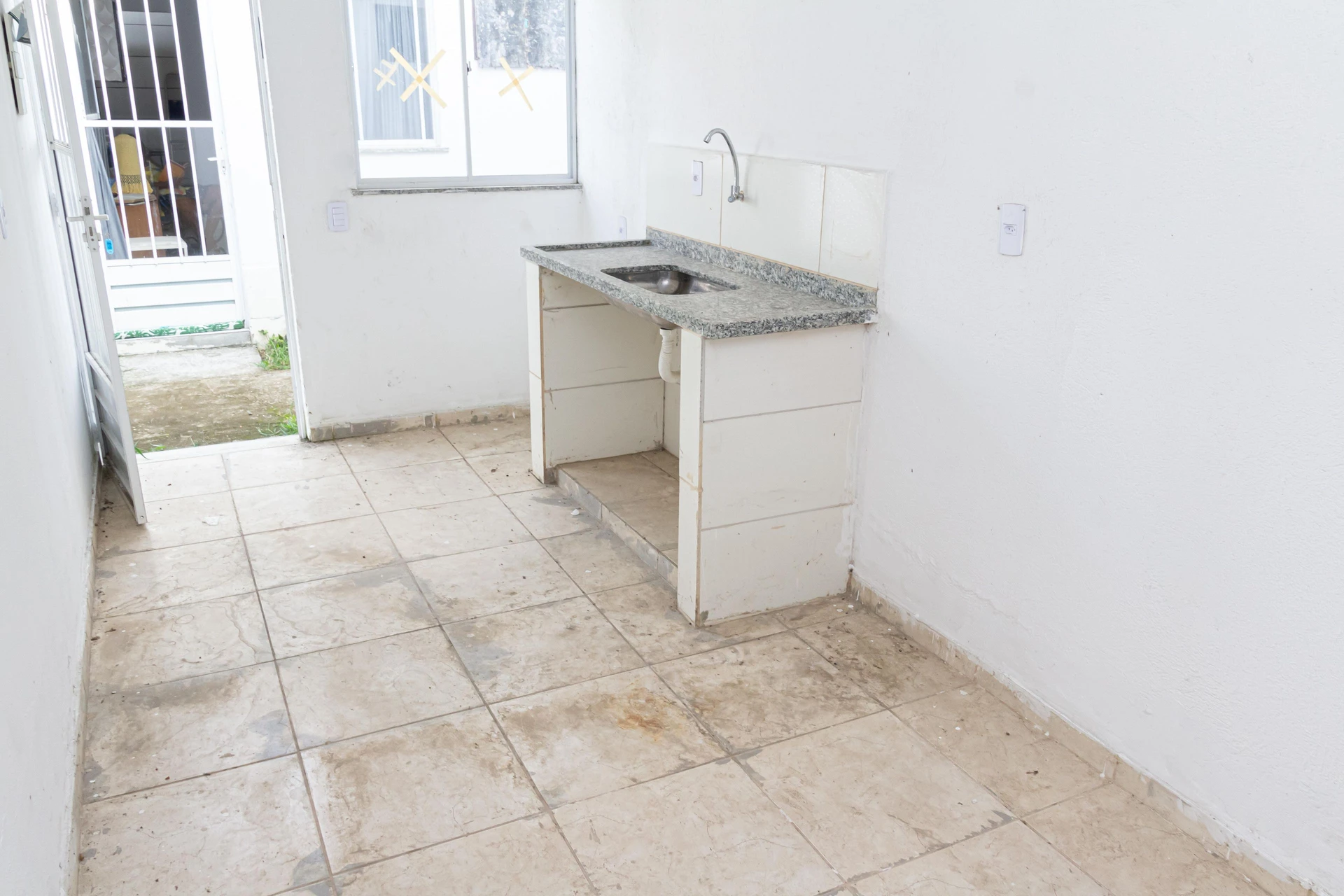 Studio unit with 1 bedroom, ensuite bathroom, private garden — photo 27