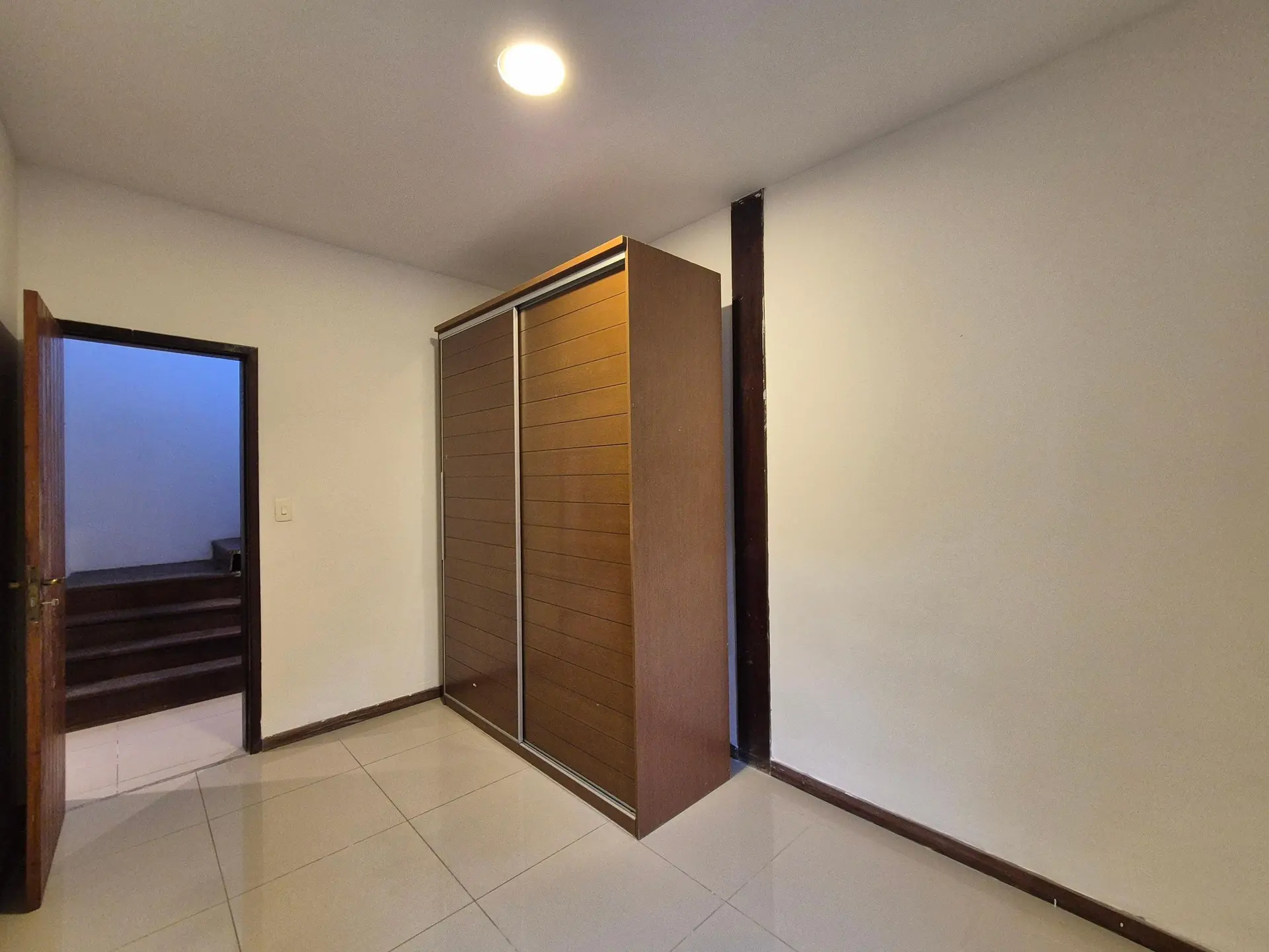 Balcony with a grill in a 3-bedroom house, 150 m² — photo 35