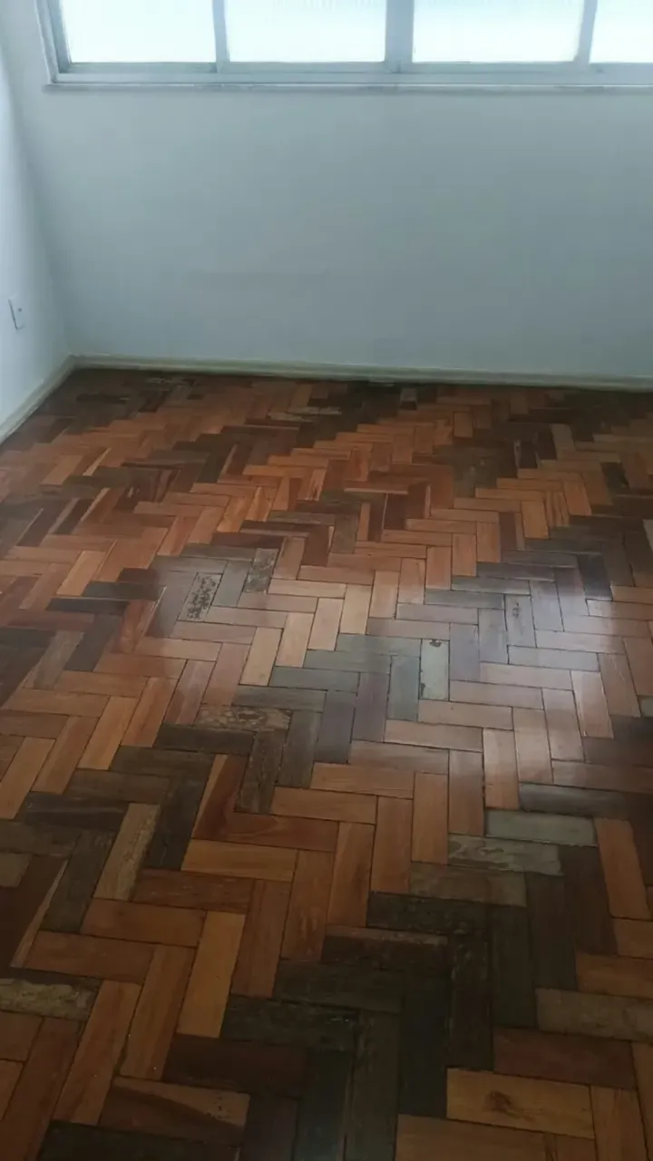 One-bedroom apartment with wood or laminate floors — photo 11