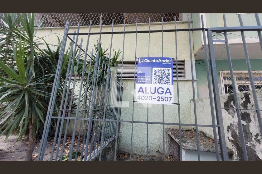 Apartamento com 2 quartos e box de vidro no banheiro — photo 41