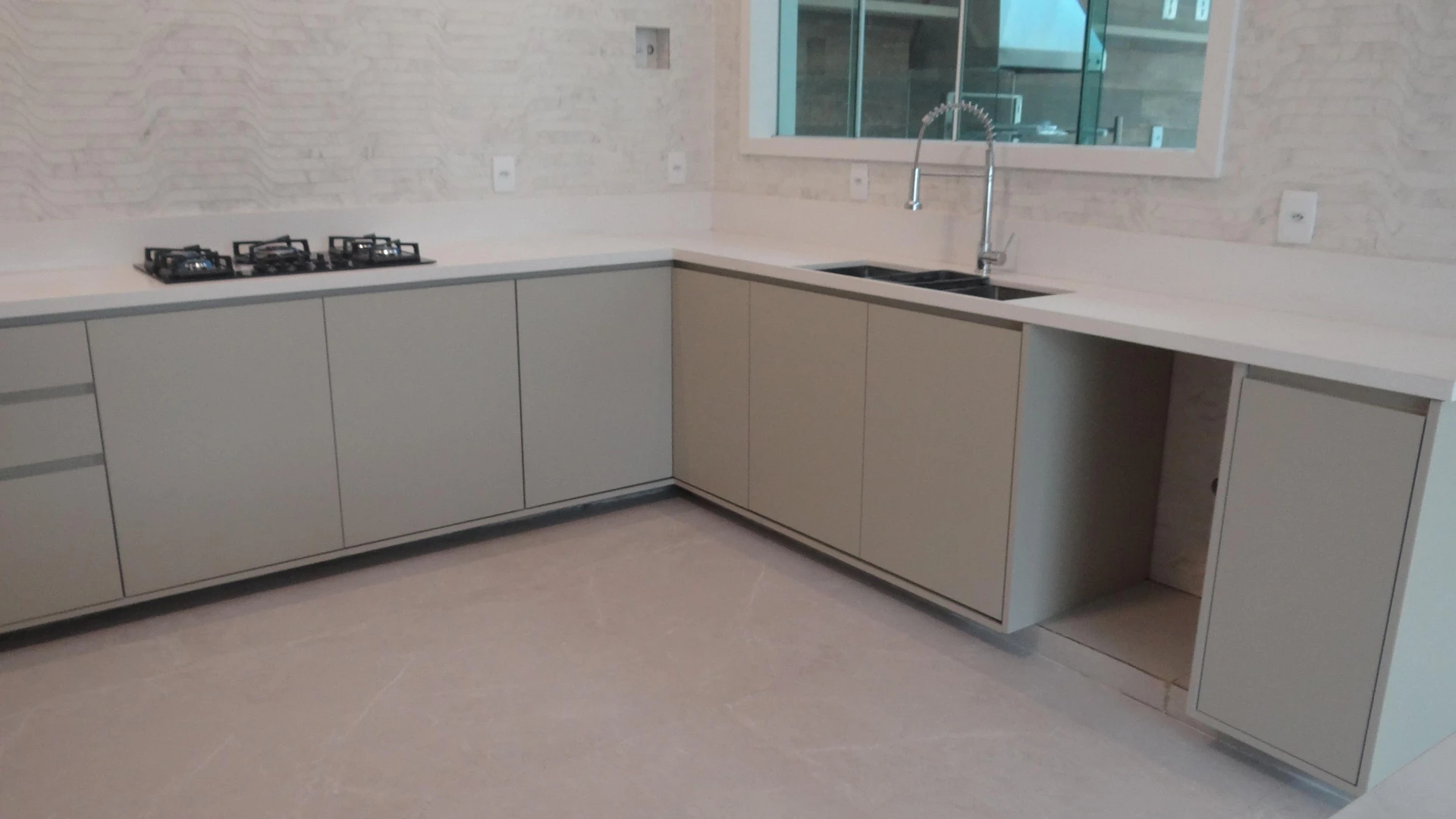 Casa de 384 m² com janelas do piso ao teto e varanda gourmet — photo 72