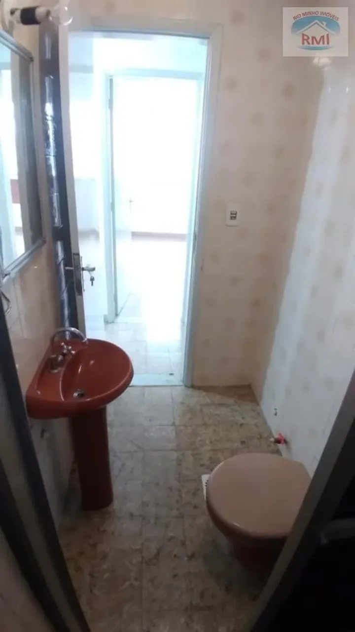 3-bedroom rental apartment with a glass-enclosed shower — photo 4
