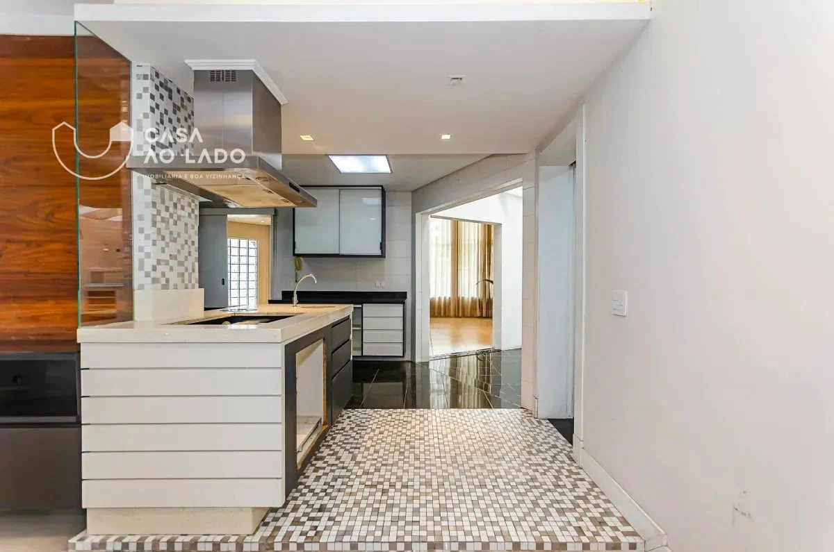 Balcony with a grill in a 3-bedroom house, 264 m² — photo 9