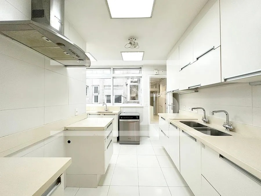 3-bedroom rental apartment with 3 bathrooms and 263 m² — photo 28