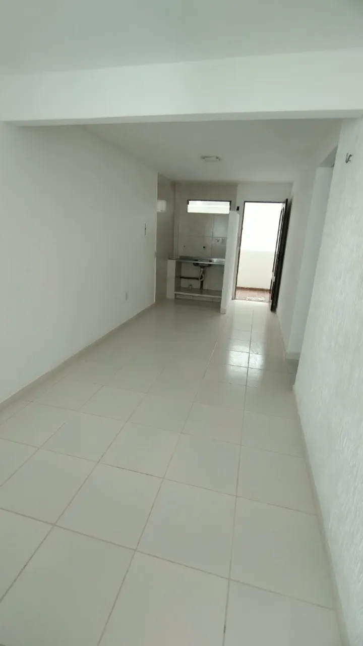 Apartamento de 2 quartos em condomínio com piscina