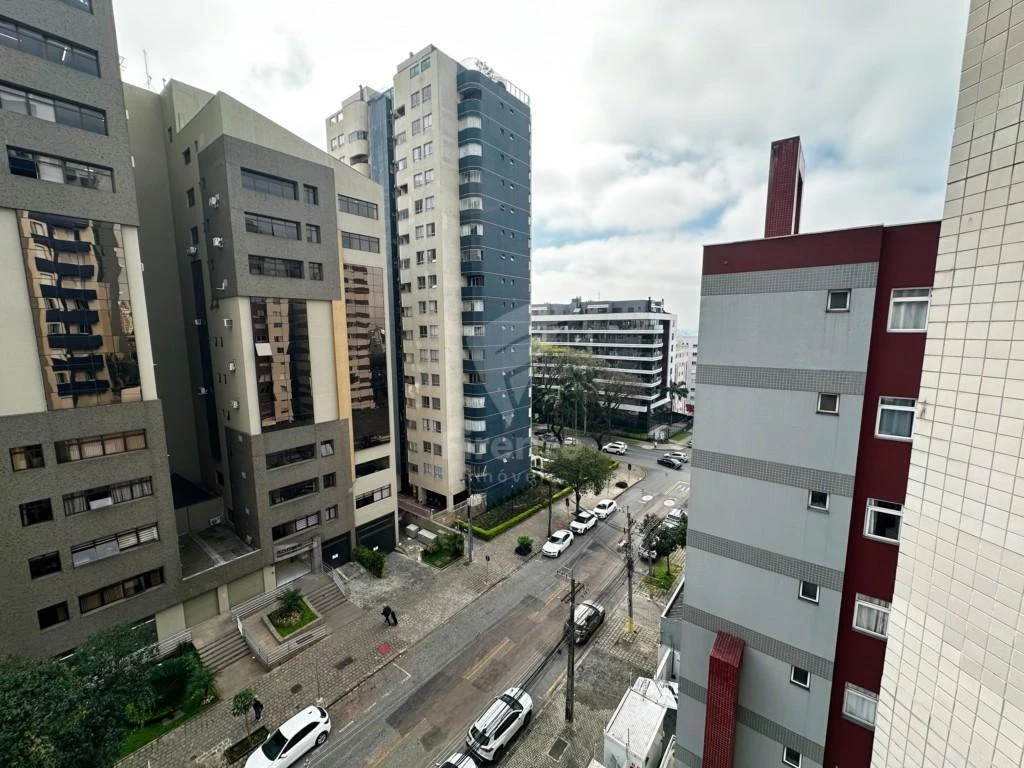 Glass-enclosed balcony in a 3-bedroom apartment, 113 m² — photo 15