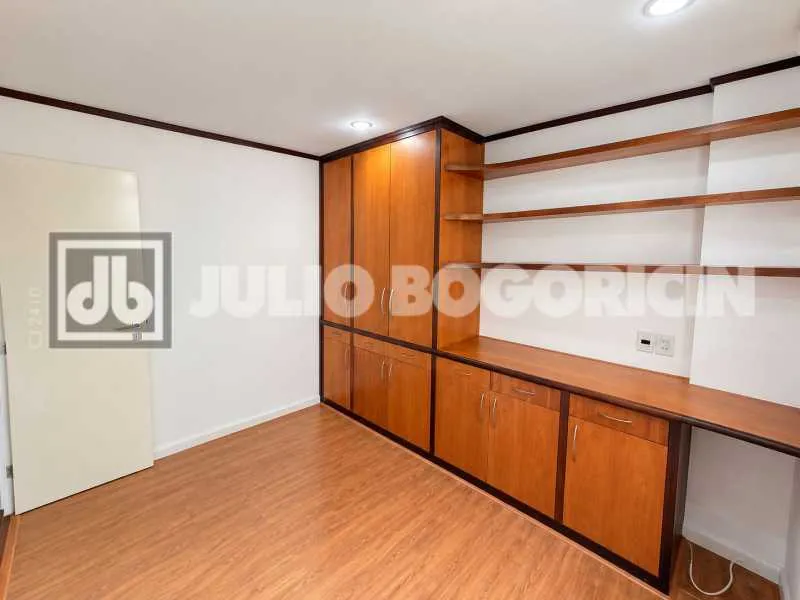 3-bedroom apartment with a park view in Rio de Janeiro — photo 31