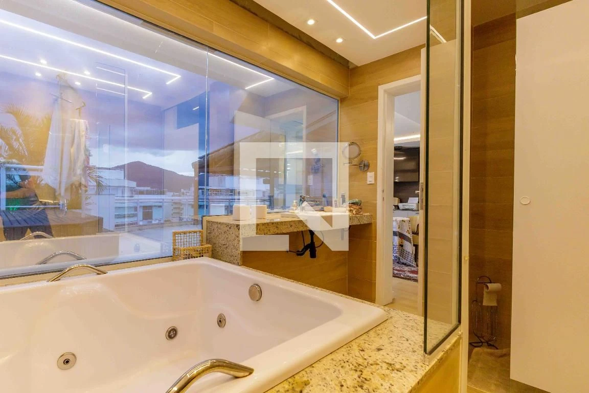 Rental apartment with 4 bedrooms and a glassed-in balcony — photo 46