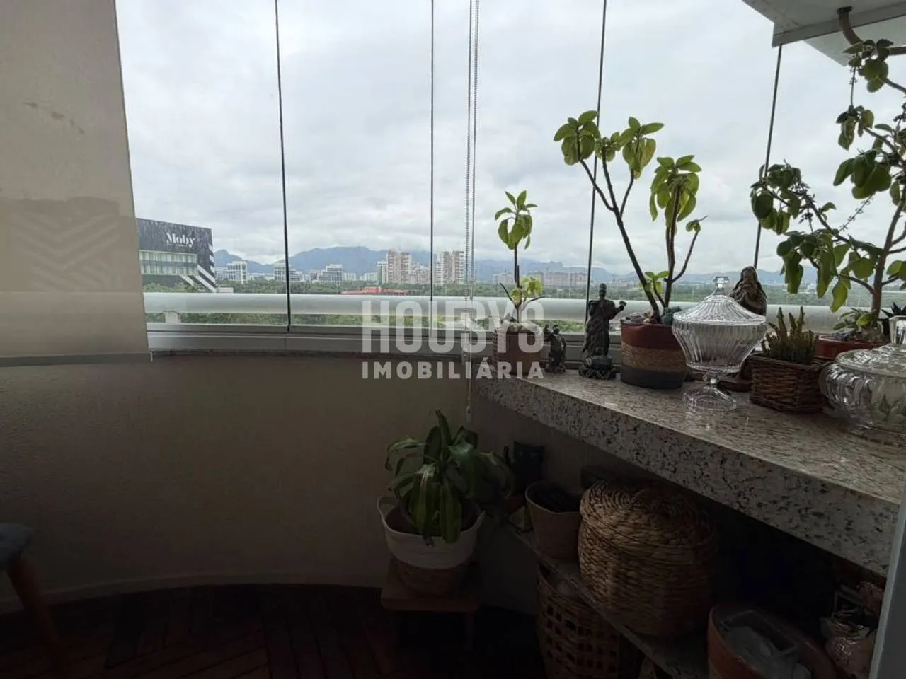 One-bedroom apartment in a building with a tennis court — photo 5