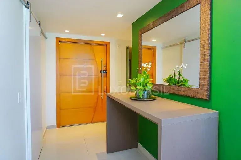 Furnished 4-bedroom apartment with 245 m² — photo 2