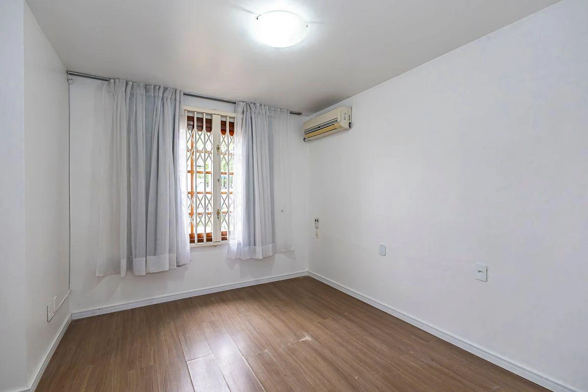 3-bedroom house with a bathtub — photo 3