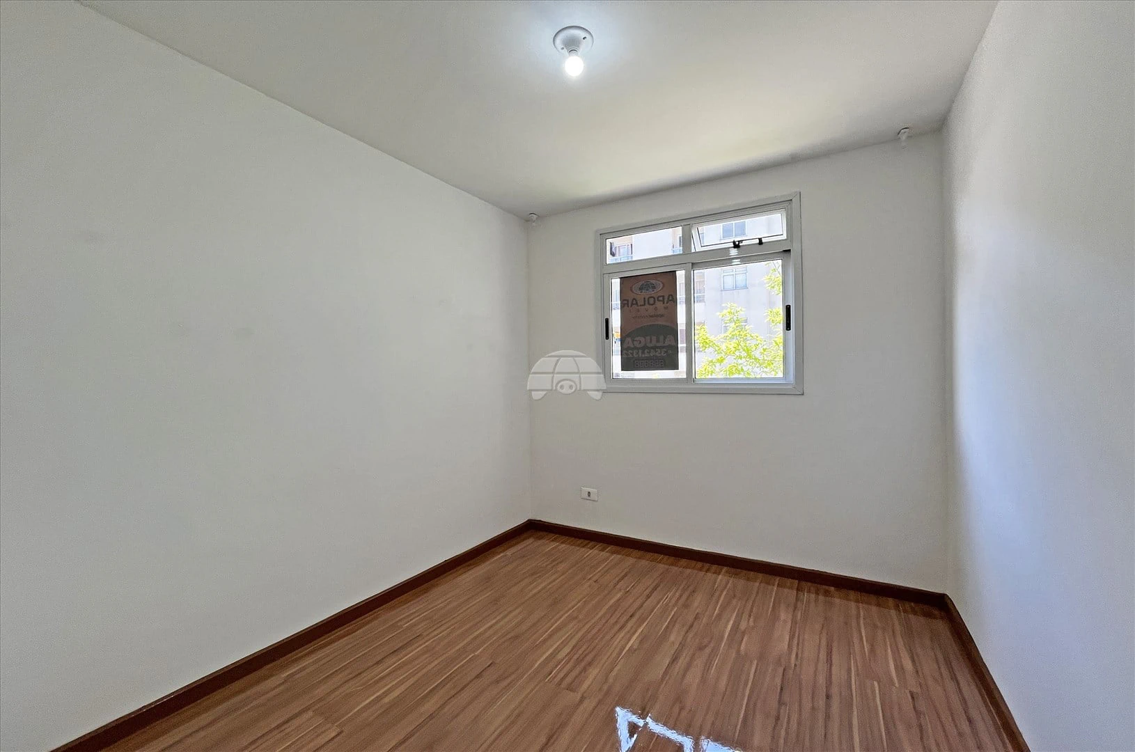 Balcony with a grill in a 2-bedroom apartment, 47 m² — photo 3