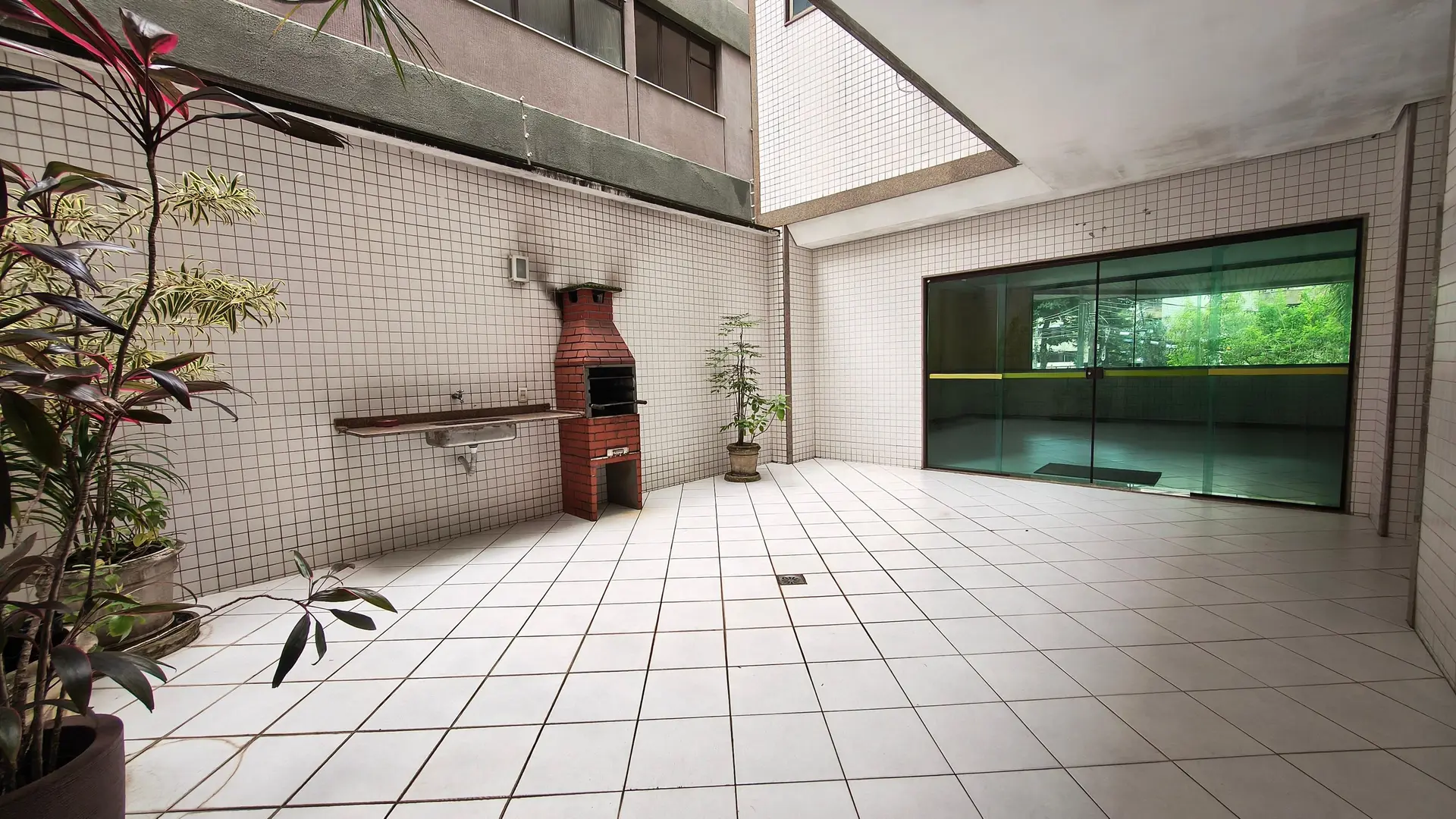 3-bedroom apartment in a building with a pool — photo 34