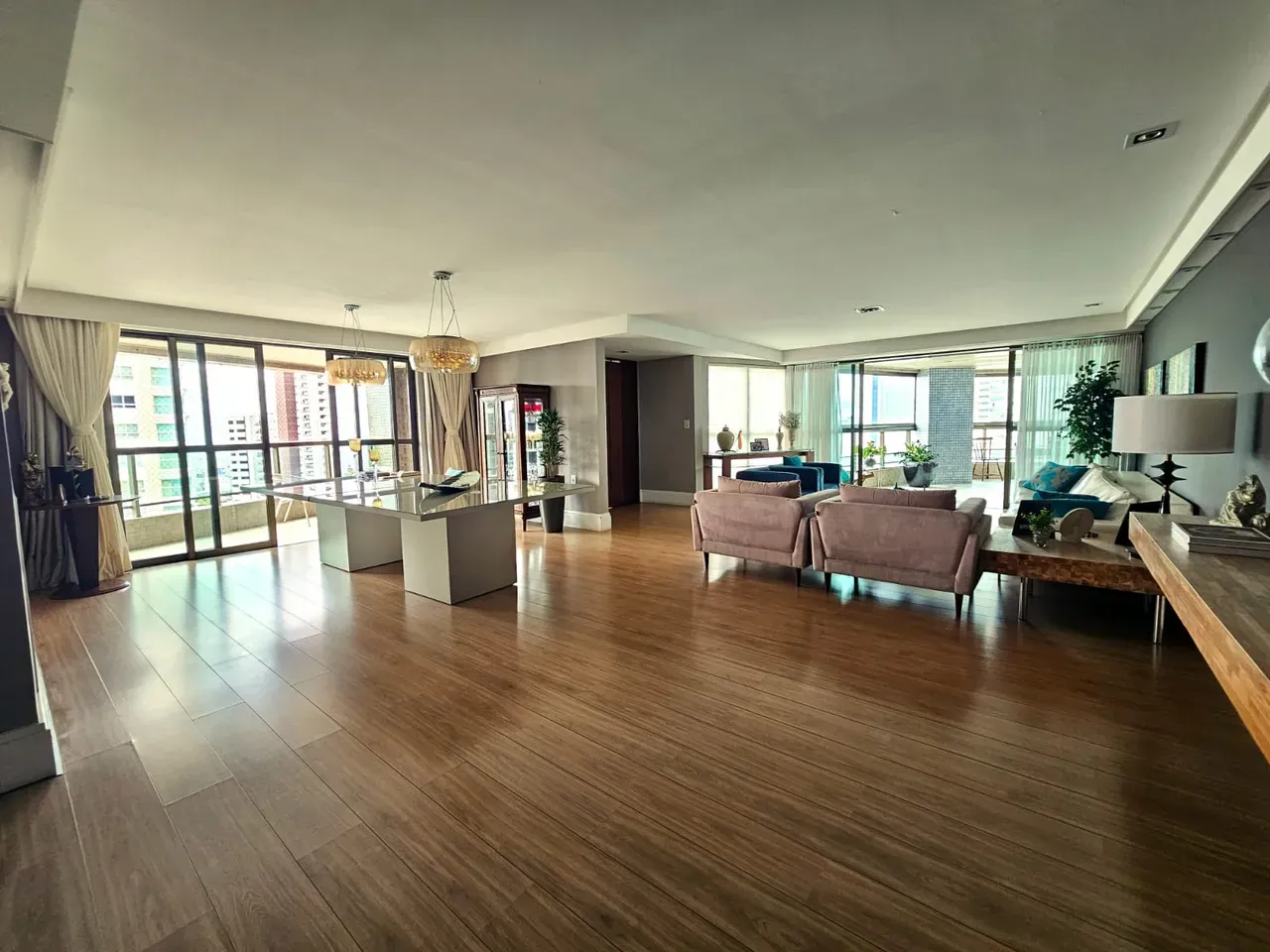 Furnished apartment with 4 suites and 385 m²