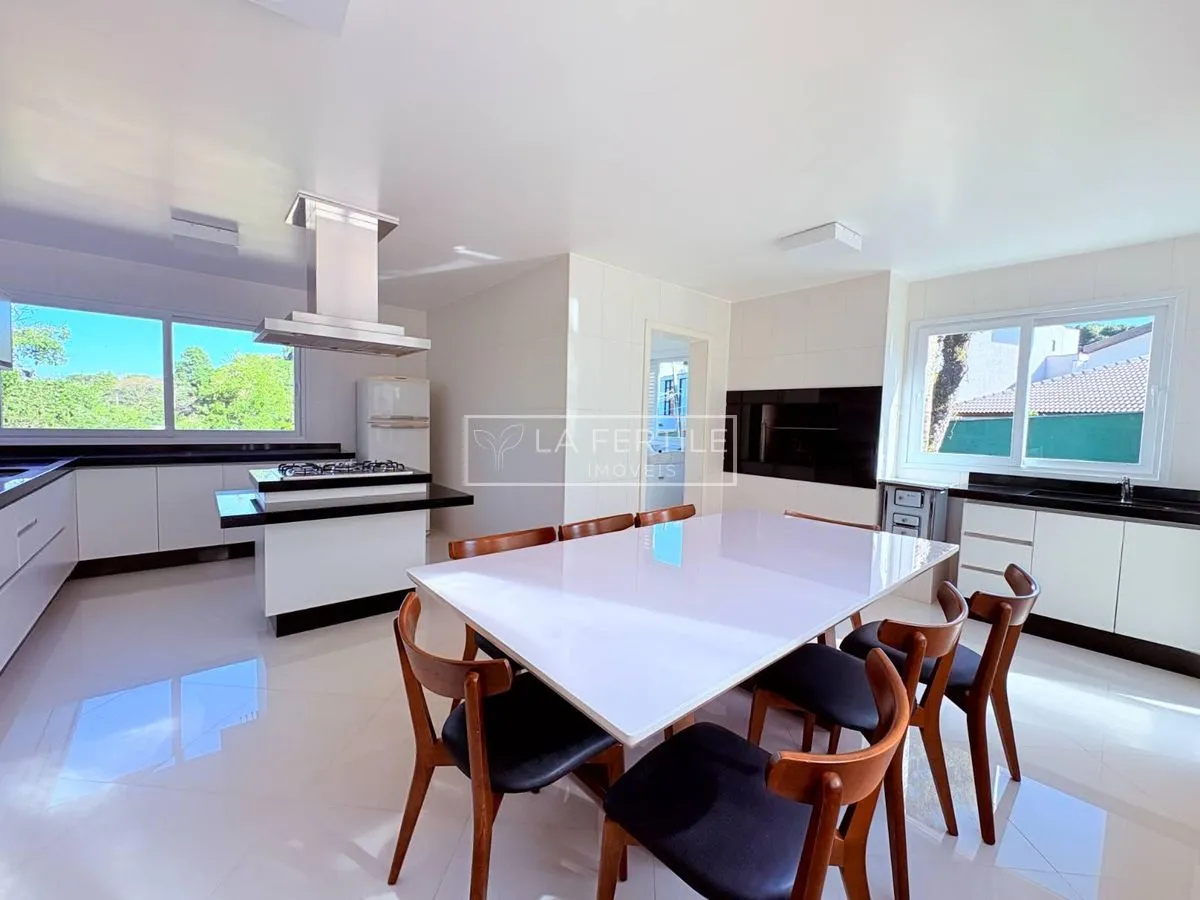 Будинок на 5 спалень із 2 ванними при кімнаті, 400 м² — photo 8