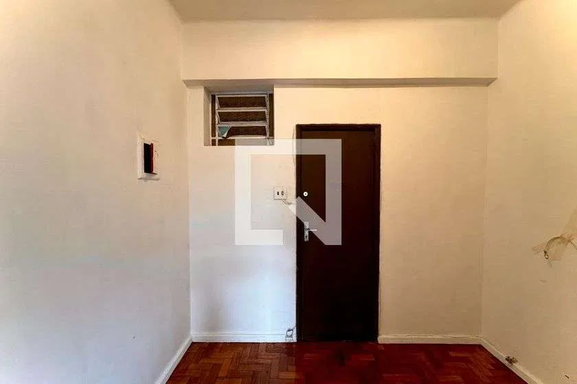 Wood or laminate floors in a one-bedroom apartment, 45 m² — photo 18