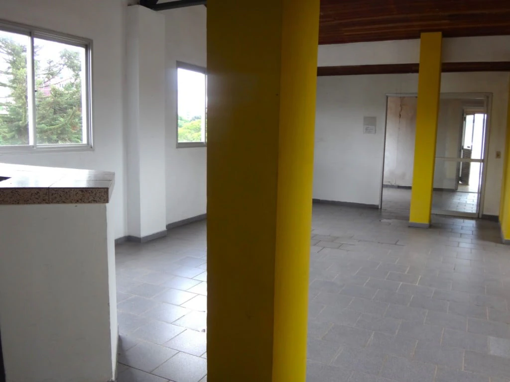 Balcony with a grill in a one-bedroom apartment, 72 m² — photo 14