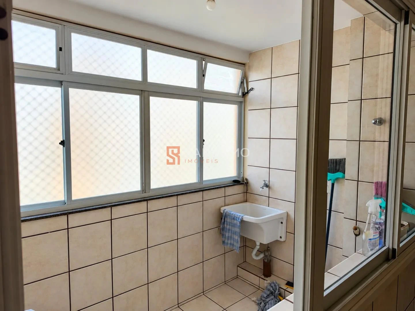 3-bedroom apartment in a building with a pool — photo 10