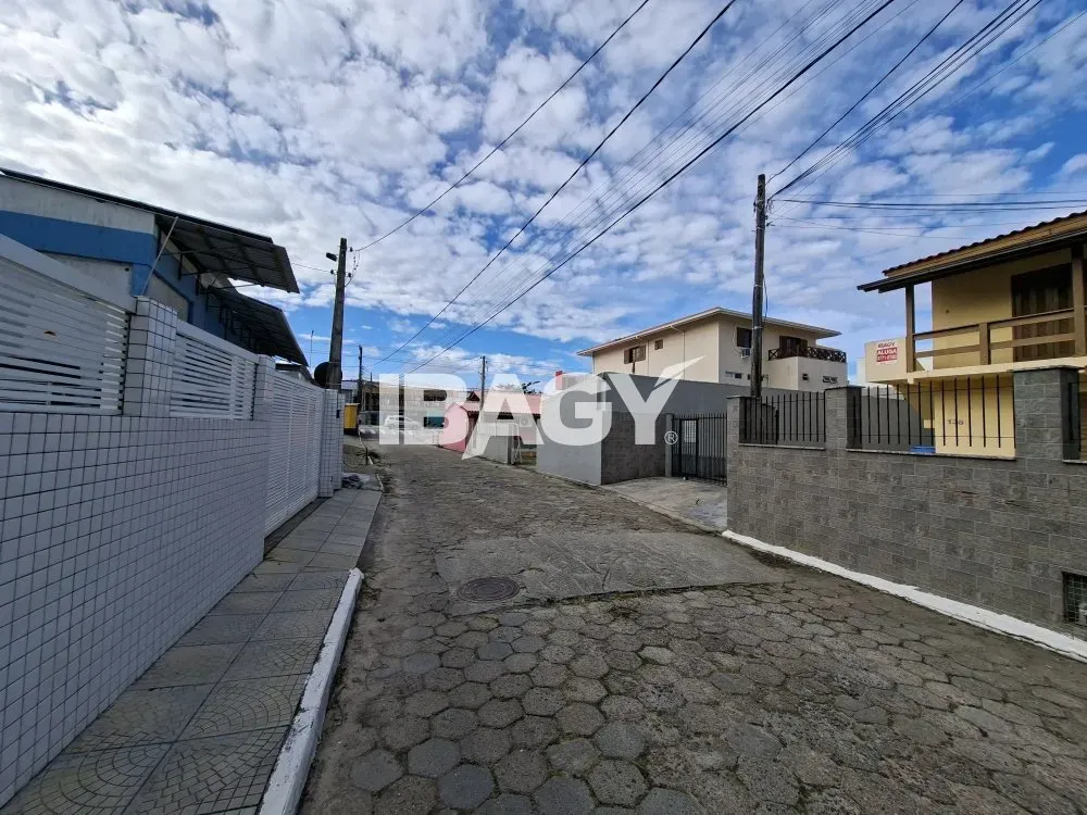 House with 2 bedrooms and a kitchen with stove and hood — photo 18