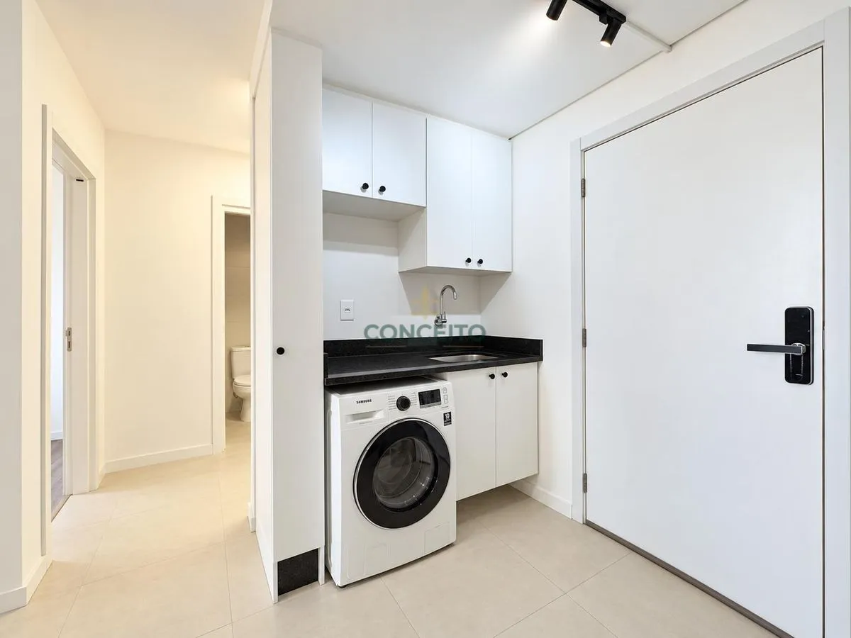 One-bedroom apartment with a washing machine — photo 9