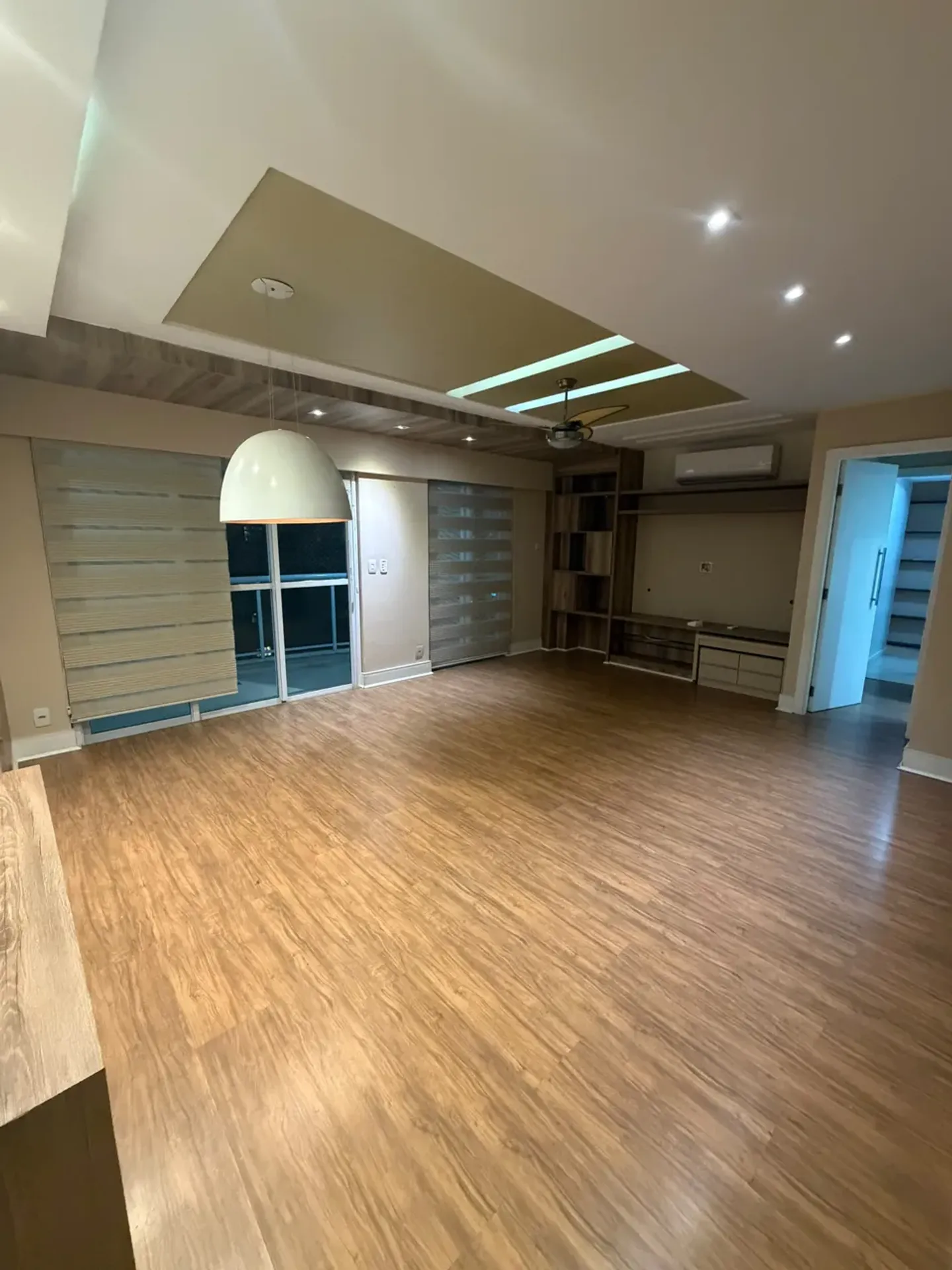 Glass-enclosed balcony in a 3-bedroom apartment, 200 m²