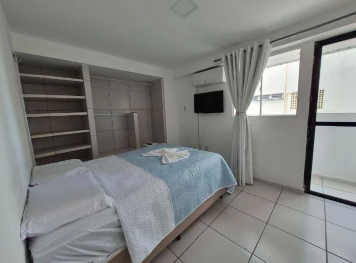 Furnished 1-bedroom apartment with built-in closet — photo 5