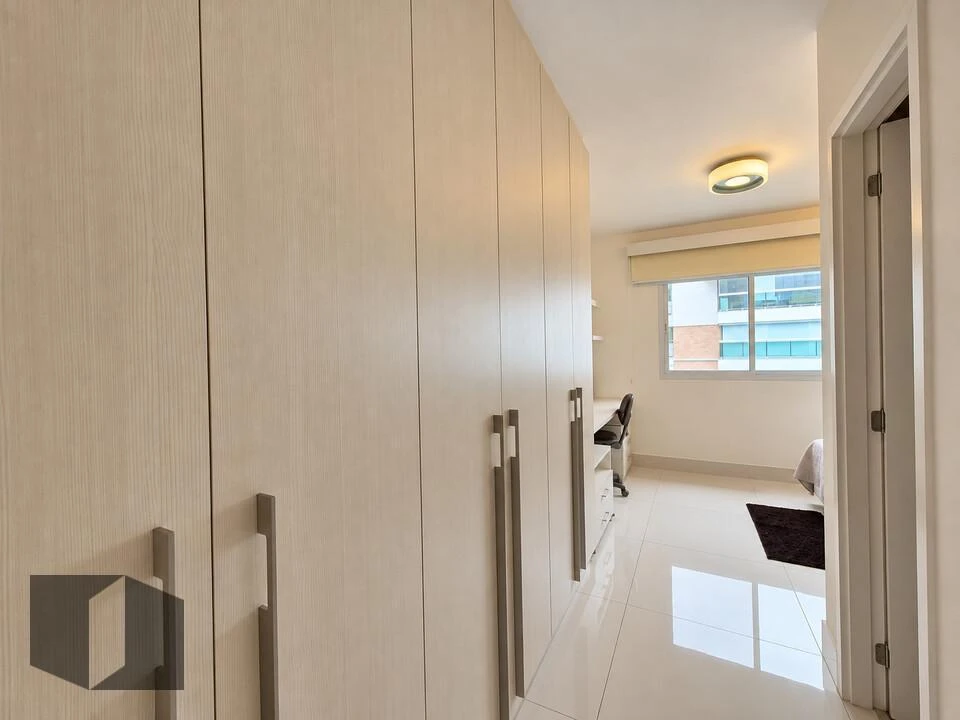 Bathtub in a 4-bedroom apartment, 226 m² — photo 33