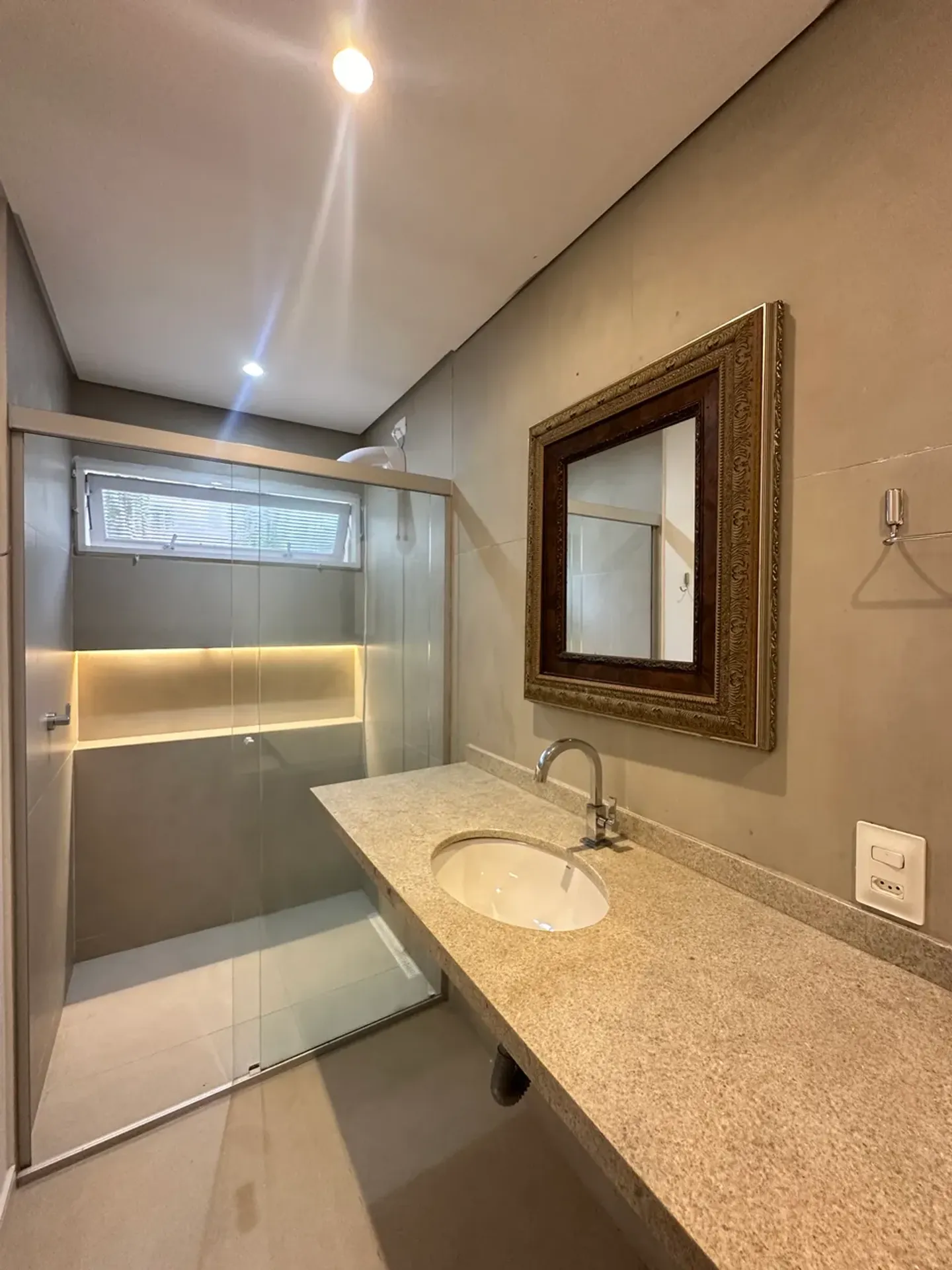 Casa de 320 m² com janelas do piso ao teto e lareira — photo 35