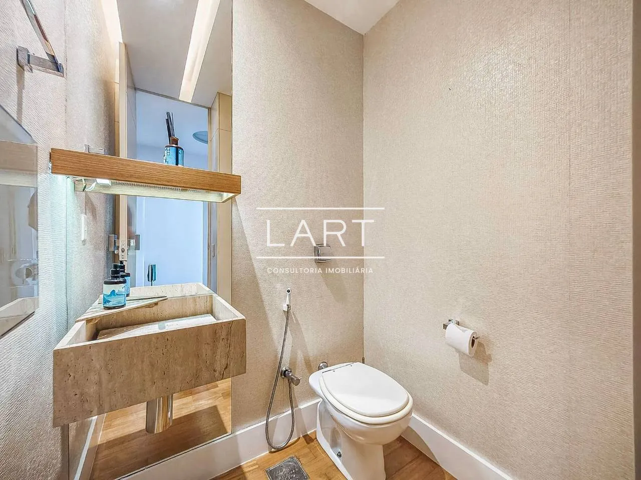 Furnished 3-bedroom apartment with 4 bathrooms and 240 m² — photo 2