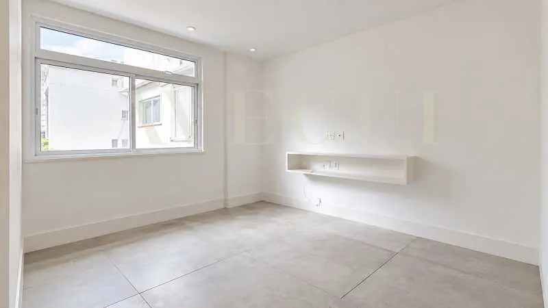 3-bedroom apartment in a building with a pool — photo 6
