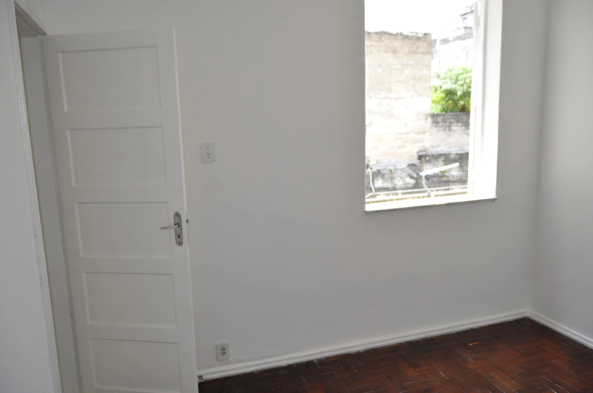 Wood or laminate floors in a 2-bedroom apartment, 85 m² — photo 23