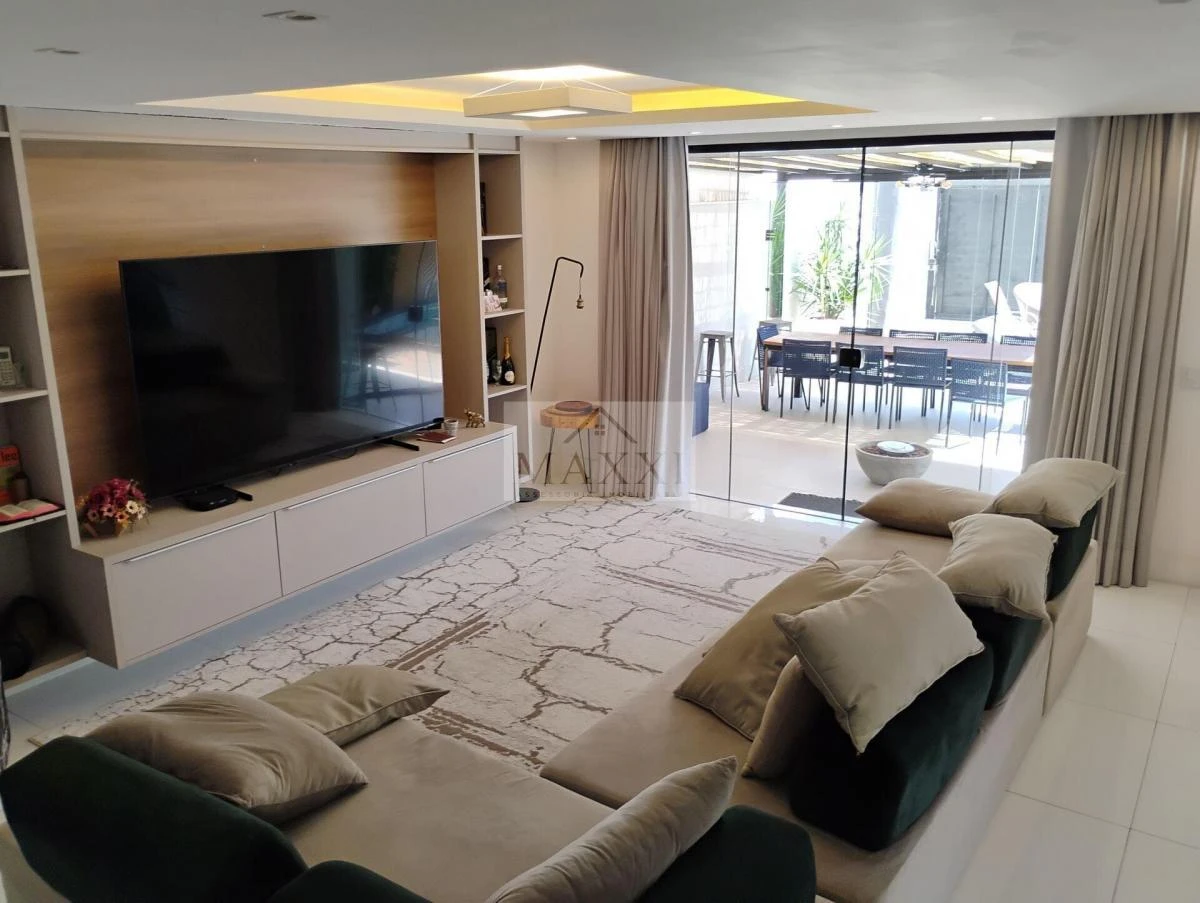 290 m² house with 3 en-suite bedrooms and glass balcony — photo 2