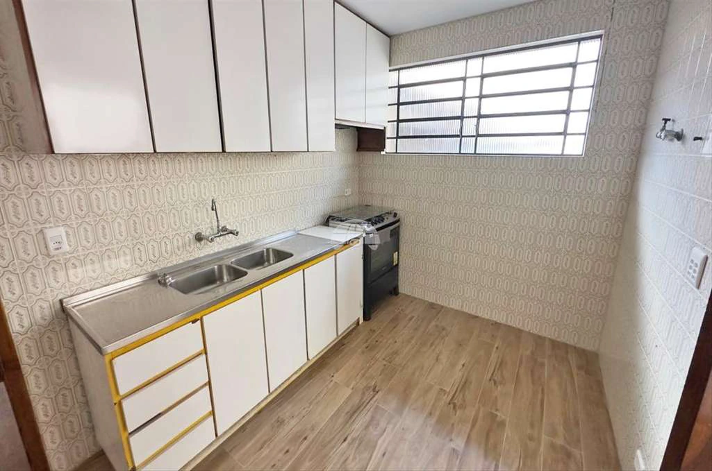 Single-story house with 3 bedrooms and an electric stove — photo 2
