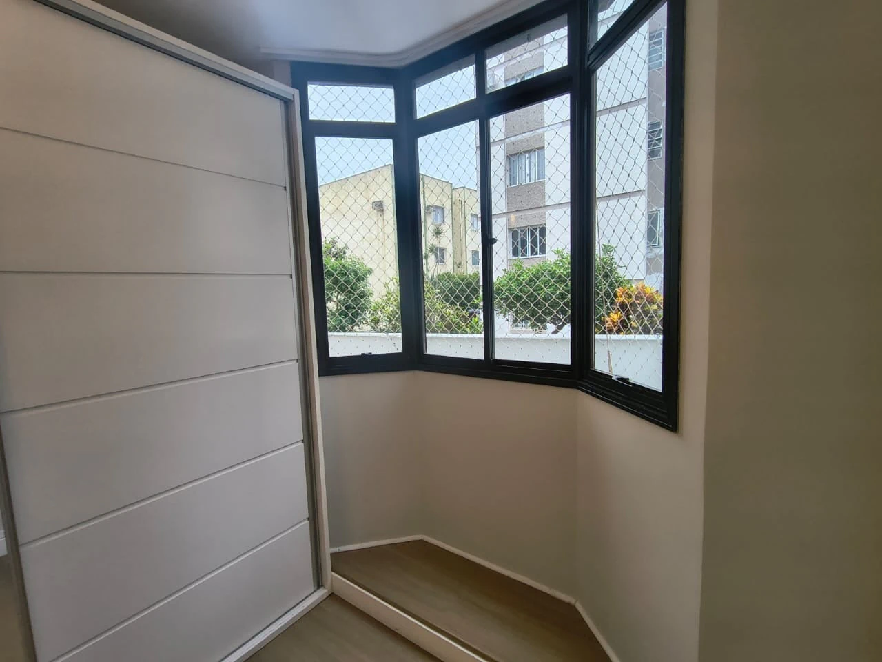 Floor-to-ceiling windows in a 3-bedroom apartment, 90 m² — photo 22
